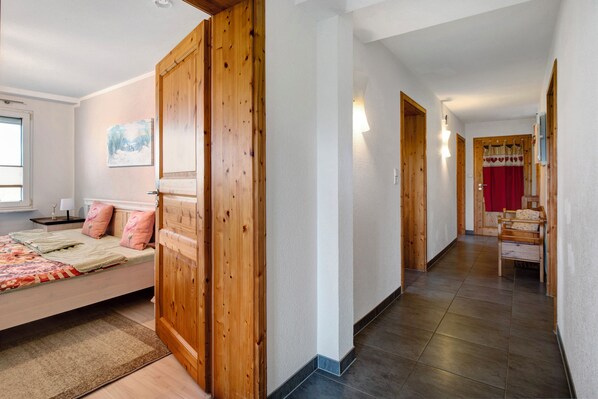 1 bedroom, free WiFi, bed sheets - Apartment 'Fernblick' with Private Terrace, Shared Garden and Wi-Fi (Weilheim)