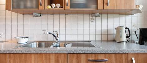 Fridge, oven, stovetop, dishwasher