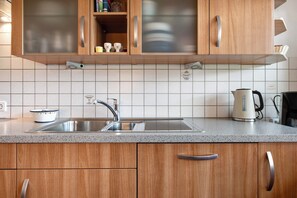 Fridge, oven, stovetop, dishwasher - Apartment 'Fernblick' with Private Terrace, Shared Garden and Wi-Fi (Weilheim)