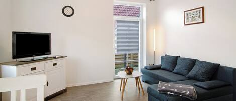 Una televisión, un reproductor de DVD, un reproductor estéreo