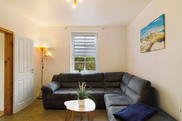 TV, DVD player, stereo - Apartment 'Ferienwohnung Strandkorb' with Private Terrace and Wi-Fi (Wangerland)