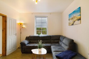 TV, DVD player, stereo - Apartment 'Ferienwohnung Strandkorb' with Private Terrace and Wi-Fi (Wangerland)