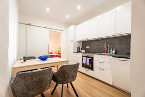 Fridge, oven, stovetop, dishwasher