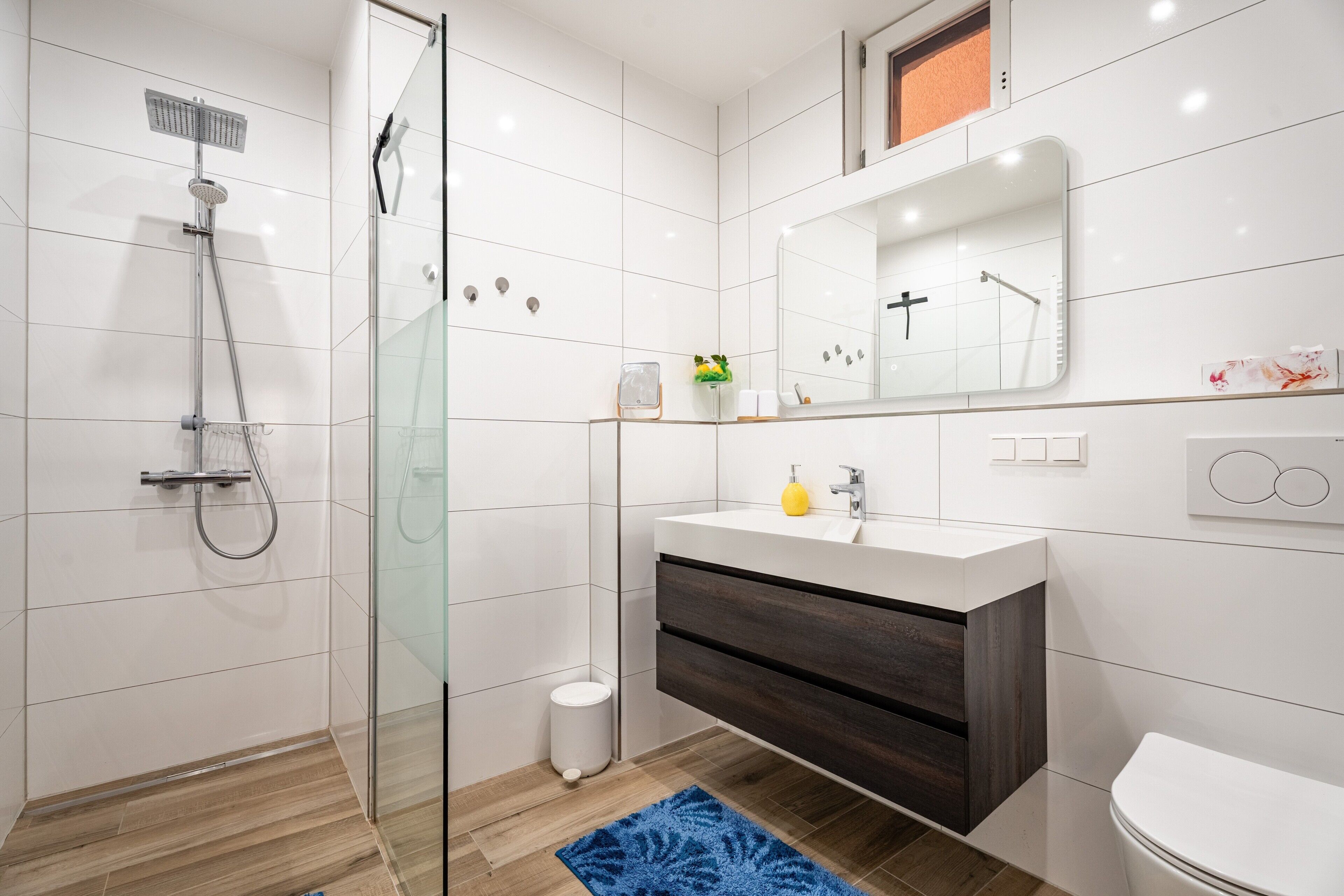 Dusche, kostenlose Toilettenartikel, Haartrockner, Handtücher