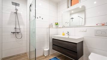 Dusche, kostenlose Toilettenartikel, Haartrockner, Handtücher