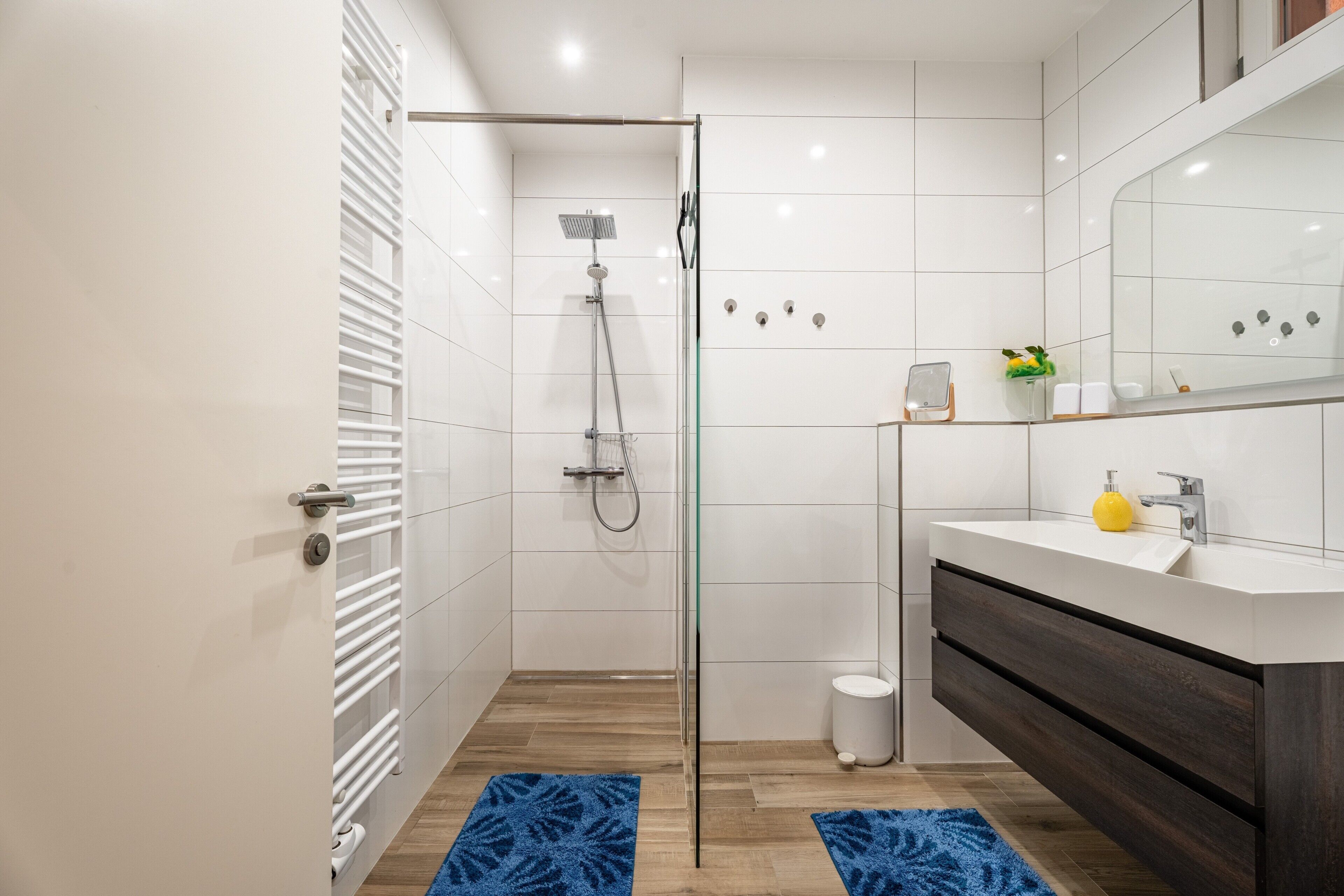 Ducha, artículos de tocador gratuitos, secador de pelo, toallas