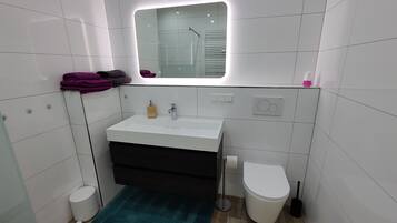 Ducha, artículos de higiene personal gratuitos y secador de pelo