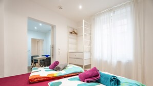 Una camera da letto con un letto, una scrivania e un armadio.