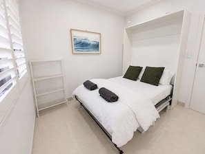 2 quartos, escrivaninha, ferros/tábuas de passar roupa, berço de viagem