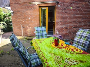 Outdoor dining - Apartment "Grosszügige Wohnung in Ruhiger Lage" with Private Terrace & Wi-Fi (Bad Gandersheim)