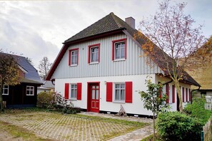 Exterior - Holiday Home 'Schilfblick' with Lake View, Private Terrace and Wi-Fi (Wieck a Darß)