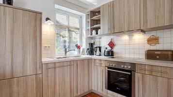 Jääkaappi, mikroaaltouuni, uuni, liesi