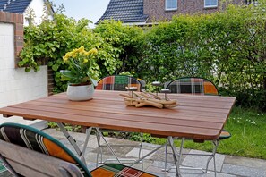 Outdoor dining - Holiday Home 'Schilfblick' with Lake View, Private Terrace and Wi-Fi (Wieck a Darß)