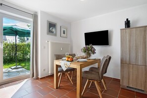 Dining - Holiday Home 'Schilfblick' with Lake View, Private Terrace and Wi-Fi (Wieck a Darß)