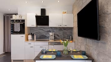 Fridge, oven, stovetop, dishwasher