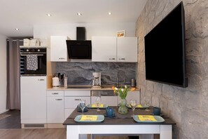 Fridge, oven, stovetop, dishwasher - Holiday Home 'Pension Haus Leni' with Wi-Fi (Mühlhausen)