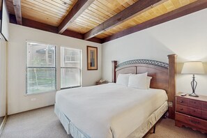 4 bedrooms, iron/ironing board, Internet, bed sheets - Serene townhome with easy beach lounging and numerous relaxing amenities (South Lake Tahoe)