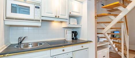 冷蔵庫、電子レンジ、オーブン、コンロ