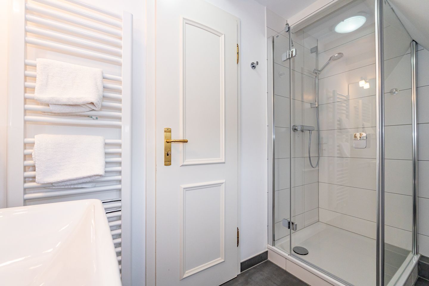 Dusche, Haartrockner, Handtücher