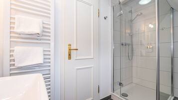 Dusche, Haartrockner, Handtücher