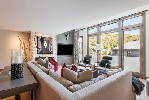 Luxury Living on Main Street: Hot Tub & Just a 5-Minute Walk to Mountain Town Lift!