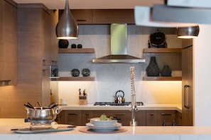 Refrigerador, microondas, horno y parrilla de estufa