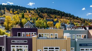 Rivissä on useita rakennuksia, joista yhdessä on ravintola nimeltä »Flight Boutique» ja toisessa on kyltti, jossa lukee »Summit Sotheby International Realty».