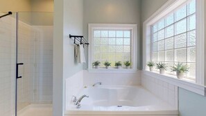 Een douche, een bubbelbad, handdoeken