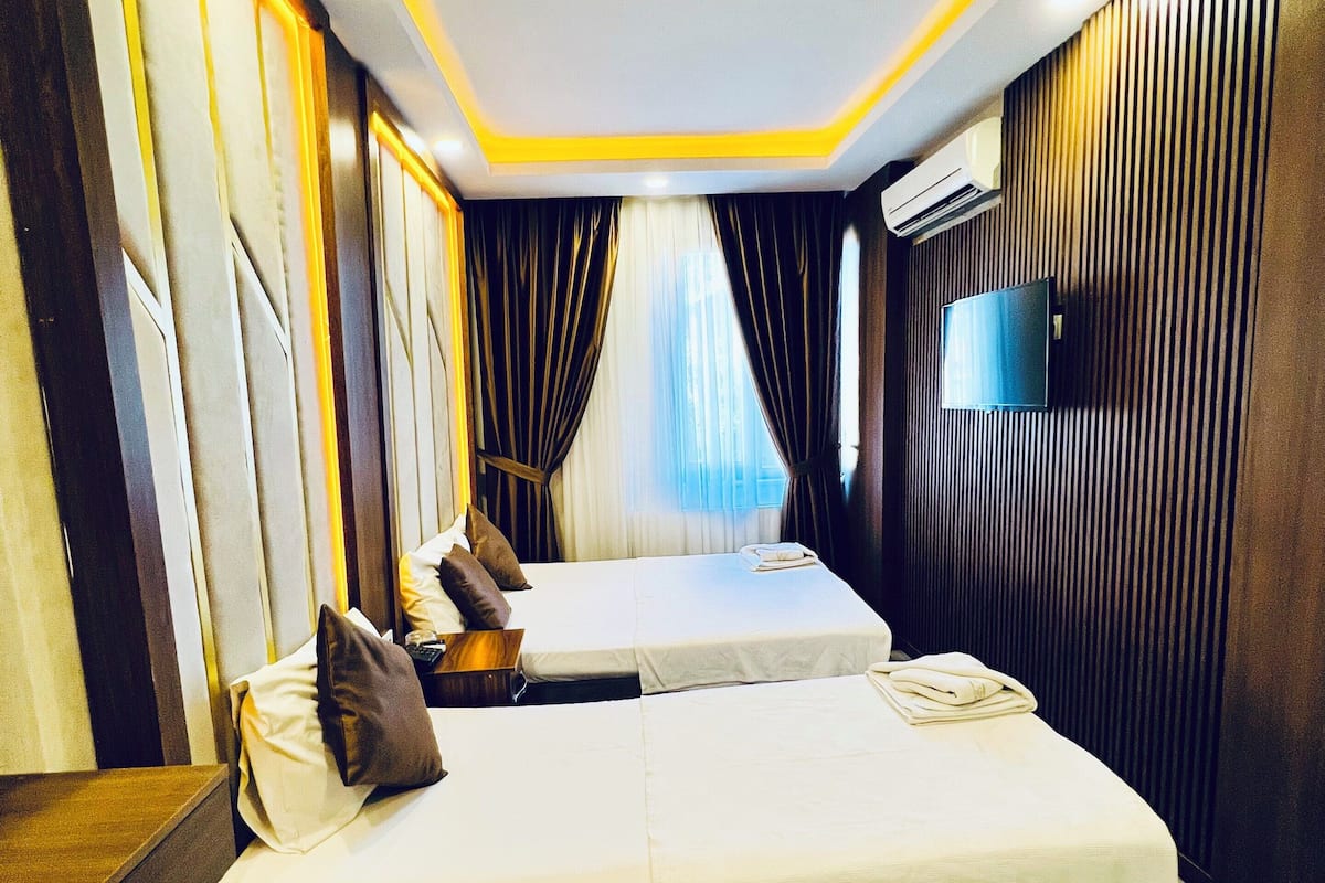 Standard Triple Room | Äänieristys, silitysrauta/-lauta, ilmainen Wi-Fi