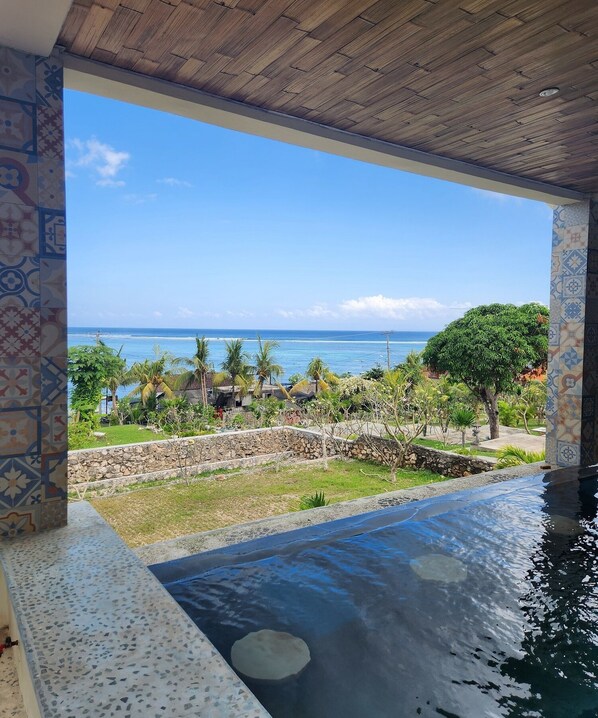 สระว่ายน้ำกลางแจ้ง