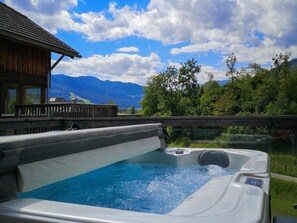 Banyera d'hidromassatge a l'aire lliure