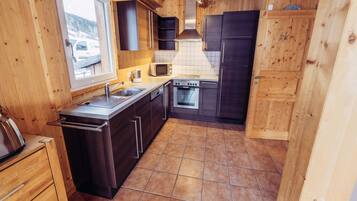 Een koelkast, een magnetron, een oven, een kookplaat