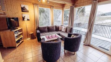 Een televisie en een stereo