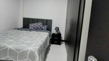 2 bedrooms, desk, iron/ironing board, WiFi