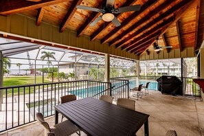 屋外ダイニングエリア