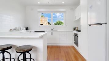 Frigorífico, microondas, horno y placa de cocina