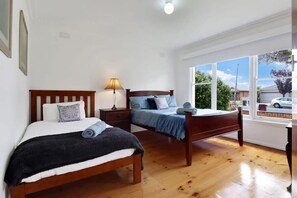 3 bedrooms, desk, WiFi, bed sheets