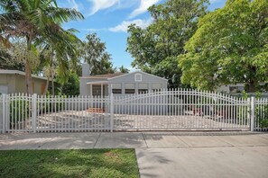Property grounds - Gated 3BR/2BA w/ BBQ – Perfect for Getaways (Miami)