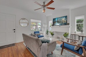 Smart TV, fireplace - Gated 3BR/2BA w/ BBQ – Perfect for Getaways (Miami)