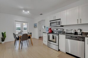 Fridge, microwave, oven, stovetop - Gated 3BR/2BA w/ BBQ – Perfect for Getaways (Miami)