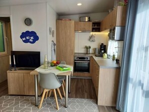 Fridge, microwave, cookware/dishes/utensils - Tiny Haus Alex by Interhome (Wemding)