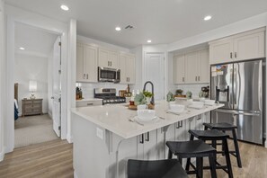 Frigorifero, microonde, forno, piano cottura