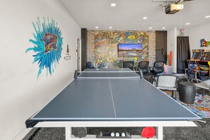Game room - Red Mountain Villa, Game Room, Community Pool, Smart Tv's (Washington)