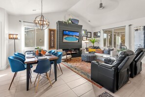 Fernseher, Kamin, Videospiele, Tischtennisplatte