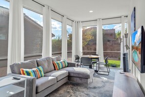 Smart TV, fireplace, video games, table tennis - Red Mountain Villa, Game Room, Community Pool, Smart Tv's (Washington)