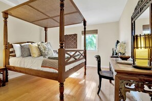 5 slaapkamers, een bureau, een strijkplank/strijkijzer, reisbedje