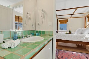 Een douche, een haardroger, handdoeken