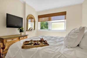 5 bedrooms, desk, iron/ironing board, travel crib