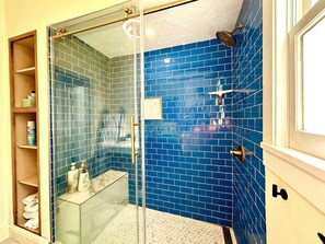 Dusche, umweltfreundliche Kosmetikartikel, Haartrockner, Handtücher
