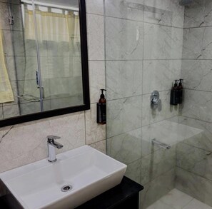 Douche, douche cascade, articles de toilette (gratuits)